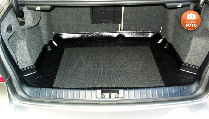 Vana do kufru přesně pasuje do zavazadlového prostoru modelu auta Saab 9-3 Sport 4D 2002- sed